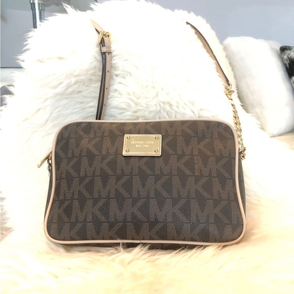 NWT Michael Michael Kors Selma Medium Messenger Black/Gold - Retail$228